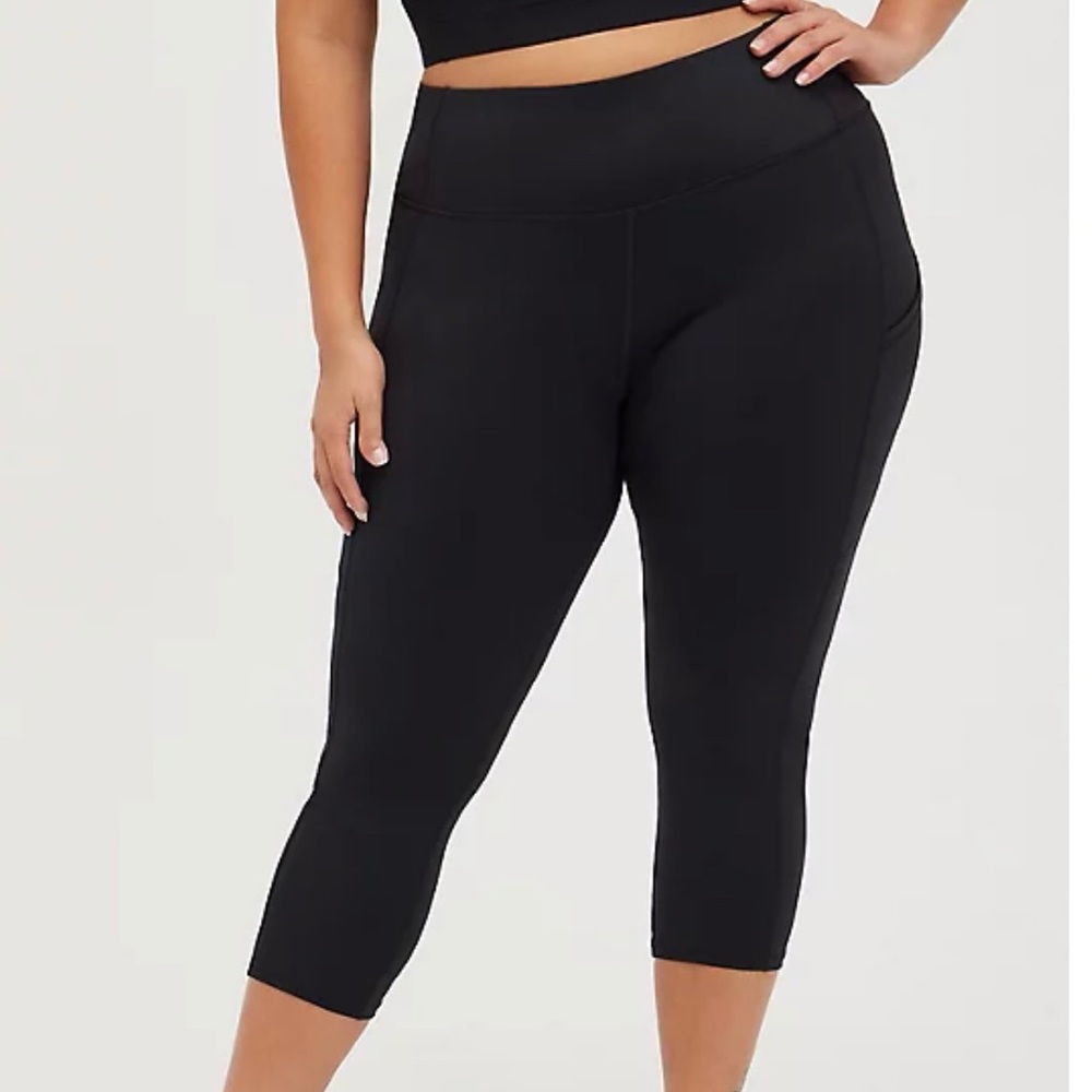 Torrid size 3 CAPRI LEGGING - PERFORMANCE LITE BLACK with pockets